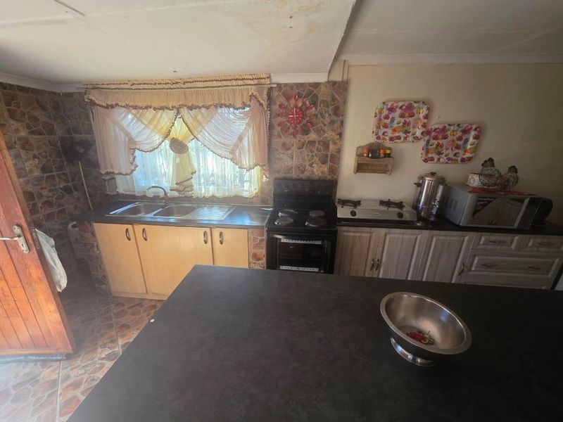 Ideal starter home - Photo 4