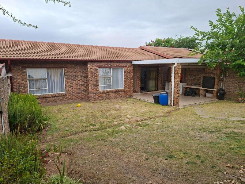 Simplex 3 Bedroom/2 Bathroom with lovely patio and braai area - Photo 5