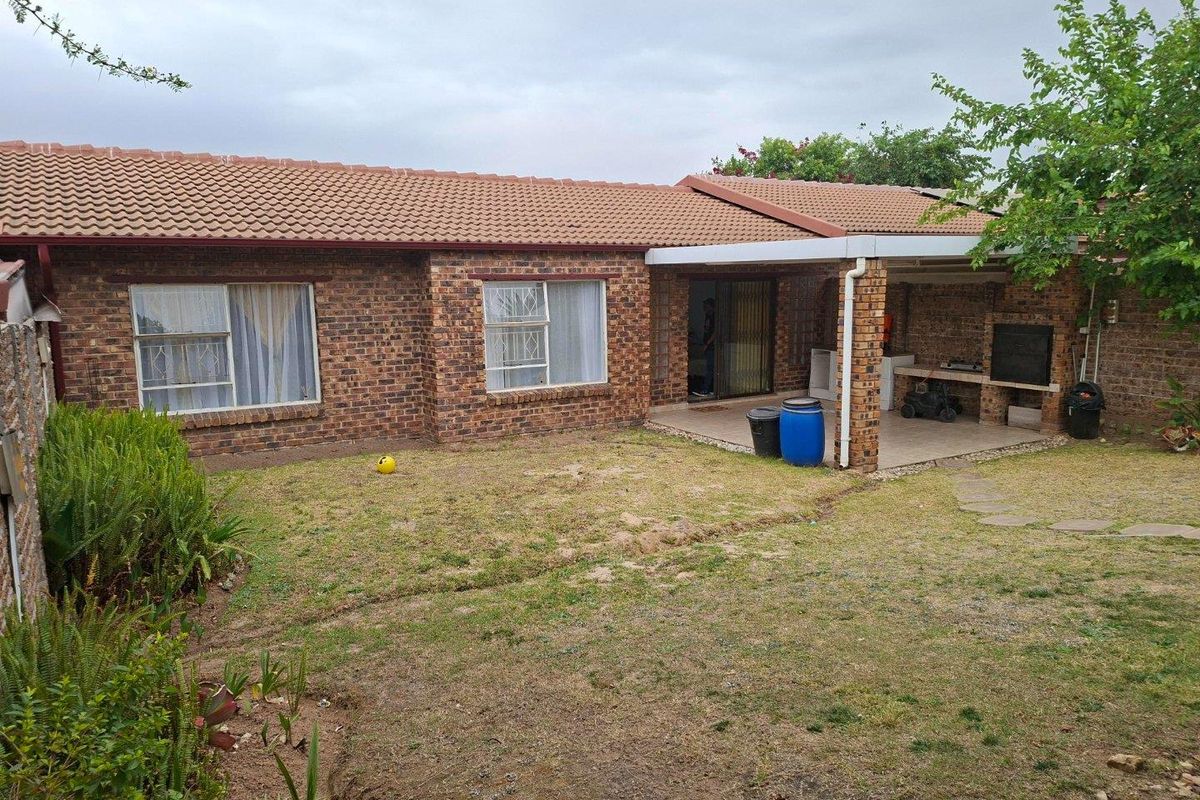 Simplex 3 Bedroom/2 Bathroom with lovely patio and braai area - Photo 5