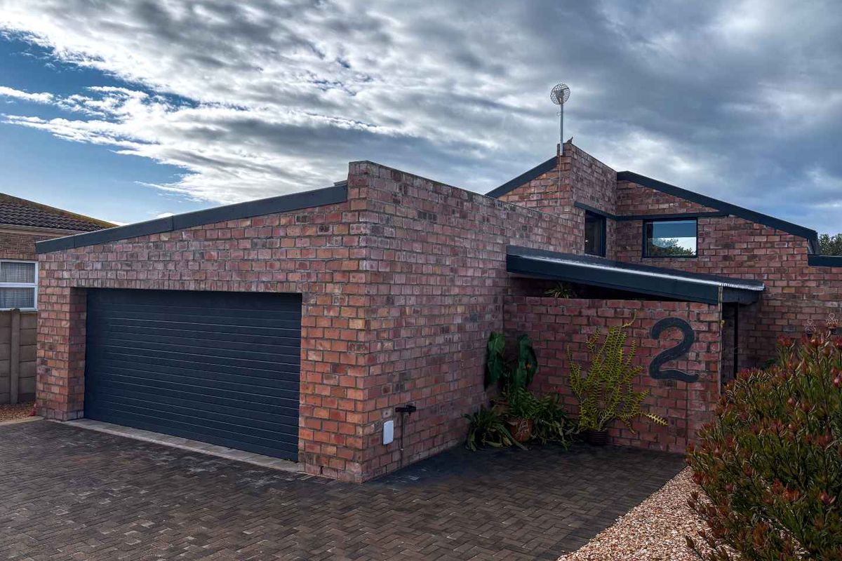 The perfect balance of practical design, open space and abundant natural light. - Photo 2