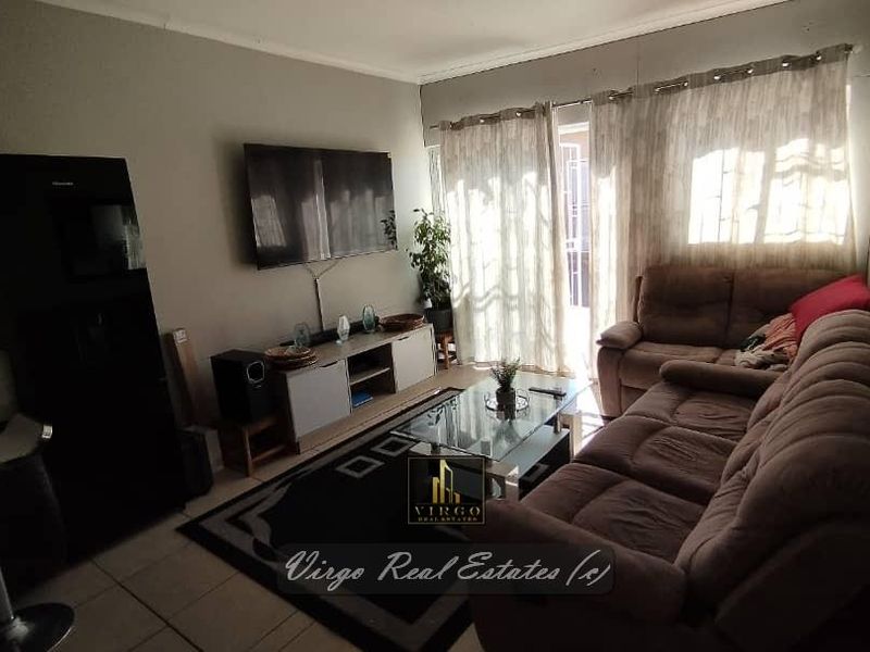 NEAT & WELL MAINTAINED 2 BEDROOM 1-LEVEL TOWNHOUSE FOR SALE IN OTJOMUISE: IANDA COURT - Photo 3