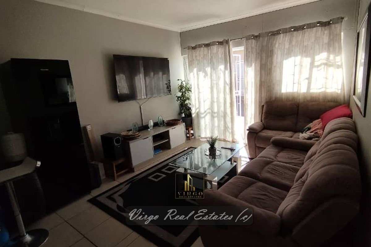 NEAT & WELL MAINTAINED 2 BEDROOM 1-LEVEL TOWNHOUSE FOR SALE IN OTJOMUISE: IANDA COURT - Photo 3