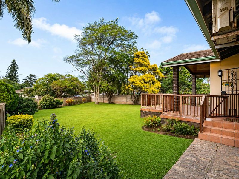 Priced To Sell!!! Spacious Amanzimtoti Family Home with Granny Flat, Pool & Exceptional Parking on 1,984m2 - Photo 5