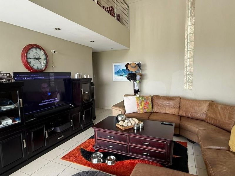 Lovely 4 bedroom  Family home with stunning sea views - Photo 8