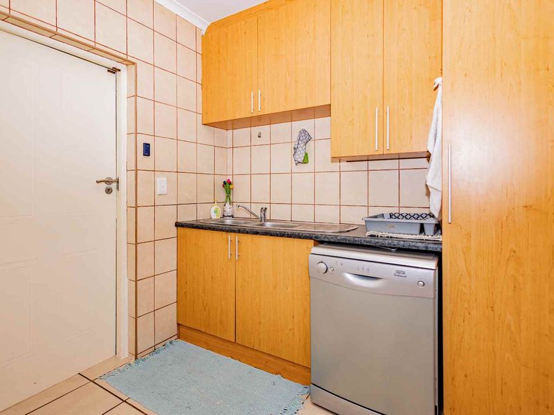 4 Bedroom House in Country Club - Photo 10