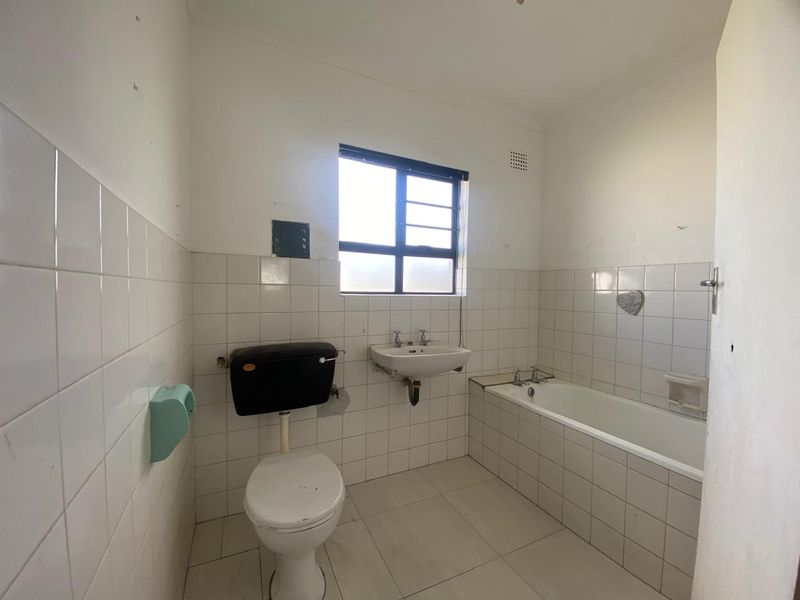 Charming 3-Bedroom Family home to rent in Grassy Park - Photo 9
