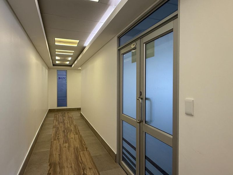 180m2 office to rent in Waterfront with balcony and canal views - Photo 4