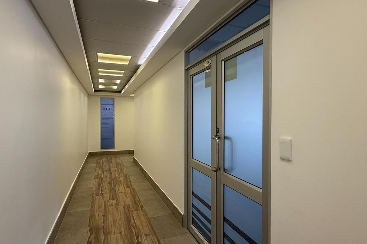 180m2 office to rent in Waterfront with balcony and canal views - Photo 4