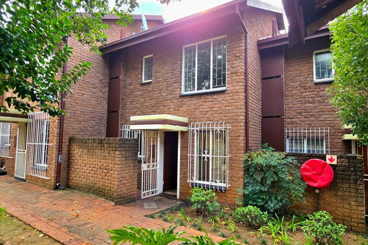 Ideal Investment: Spacious 2-Bedroom, Low Maintenance - Photo 4