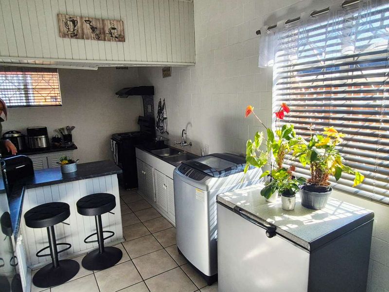 Stunning 4 bedroom property - Neat as a pin - Photo 10