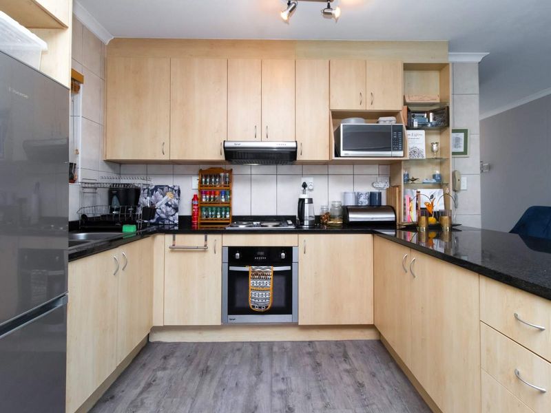 Seaside Escape – Coastal Comfort with Lifestyle Perks - Photo 2