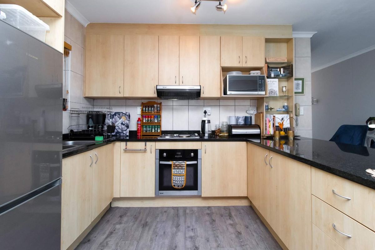 Seaside Escape – Coastal Comfort with Lifestyle Perks - Photo 2