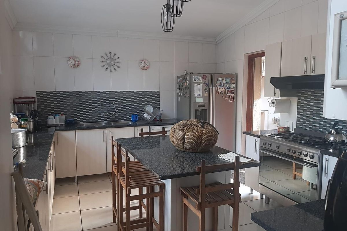 Spacious Family Home with Income-generating Cottages in Lombardy East - Photo 2