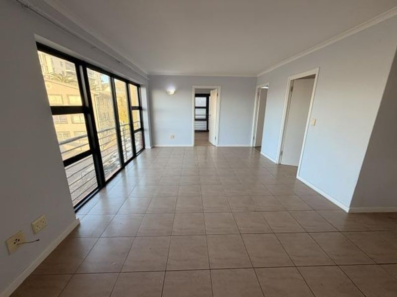 2 Beds, 2 bathrooms UNFURNISHED apartment with 2 parking bays, juliette balcony - Photo 5
