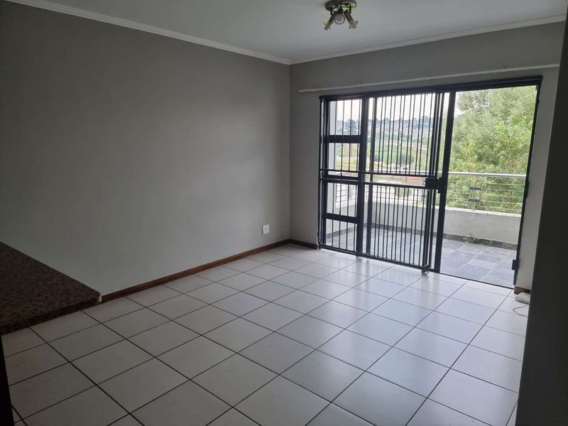 2 Bedroom 2 bathrooms modern Apartment in beautiful Golf Estate for sale R780 000 - Photo 5