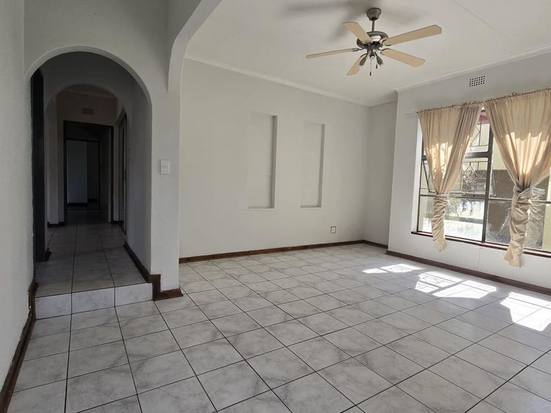 Beautiful 3-bedroom Home with 2-bedroom Flatlet to Rent - Photo 9