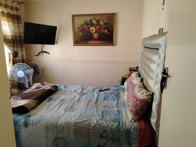 A SPACIOUS TOWNHOUSE - Photo 8