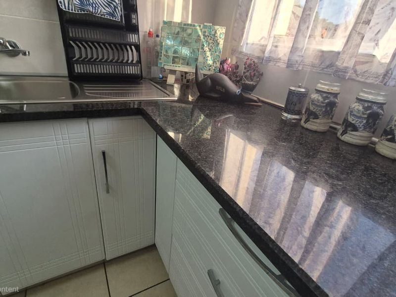 Spacious 3 bedroom unit with a lockup garage in the heart of Margate - Photo 10