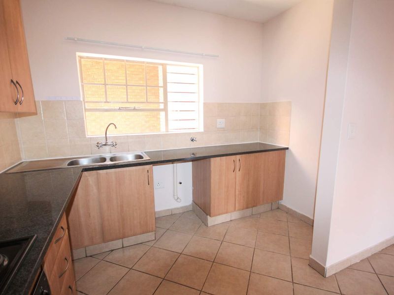 2 Bedroom / 2.5 Bathroom / 1 Garage – Load-Shedding Free Area! - Photo 8