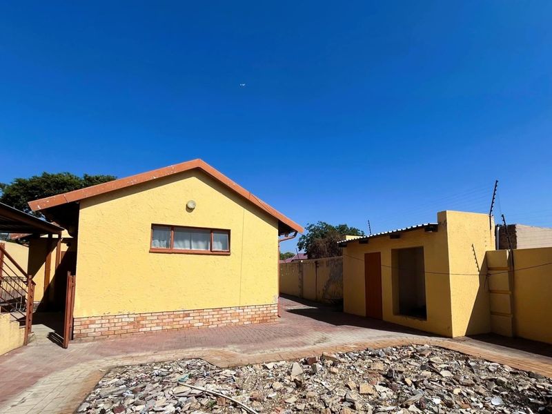 Spacious Family Home with Income-Generating Flatlet & Ample Parking in Prime Location - Photo 5