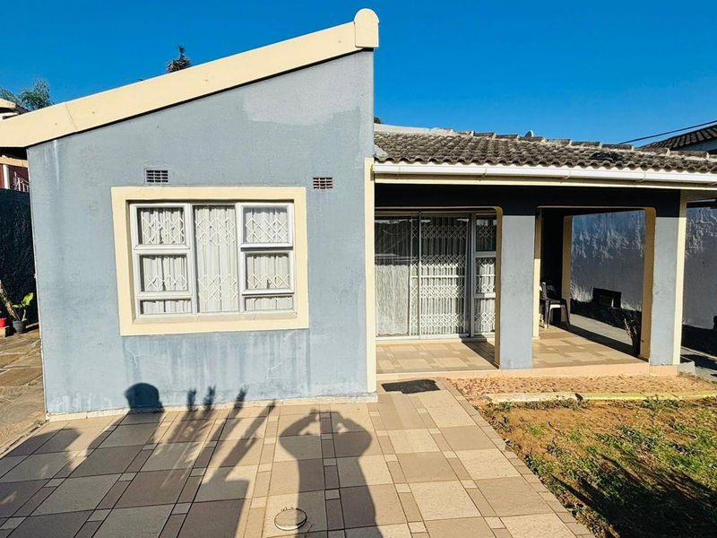4 bedroom House with 2 bathrooms( en suite plus normal) at Newlands West - Photo 1
