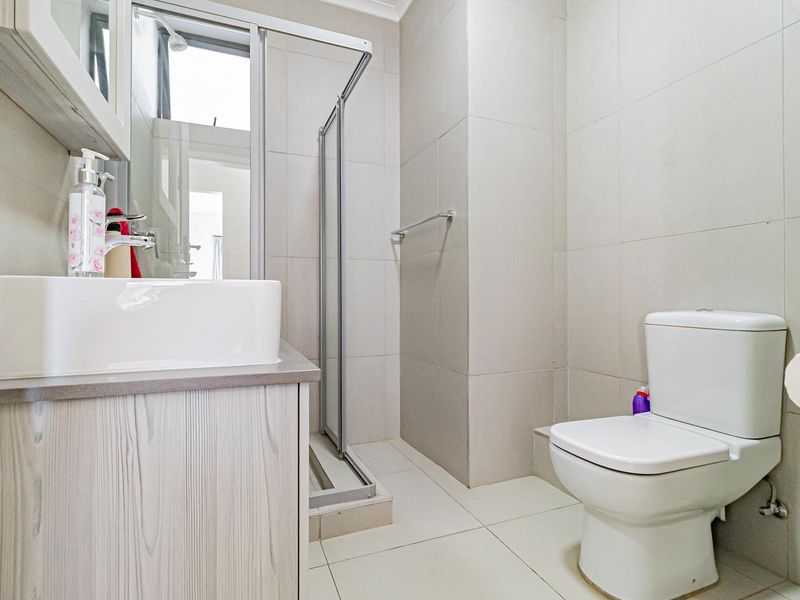 Elegant First-Floor Apartment with Lift Access - Photo 6
