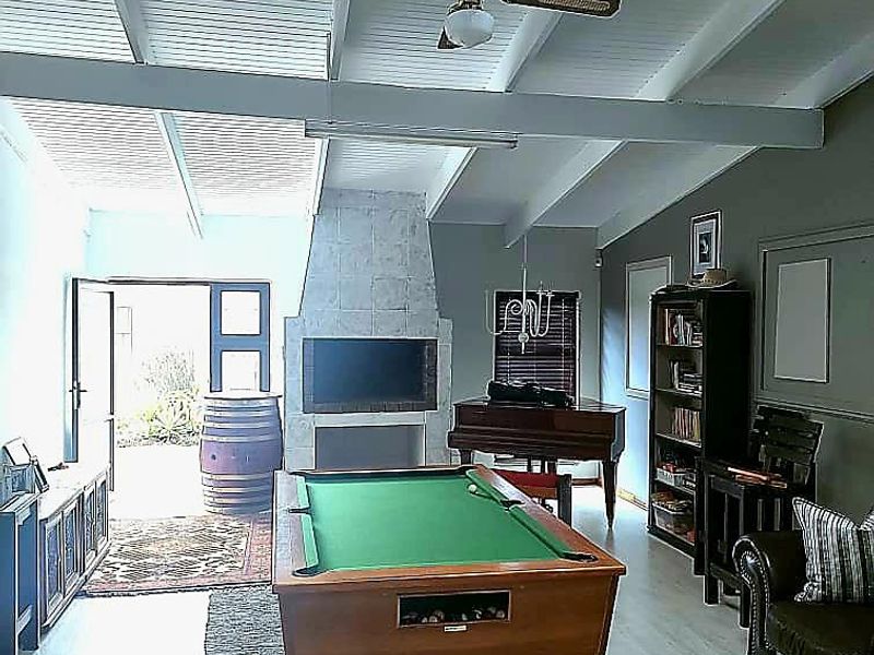 Stunning Corner Property with Dual Entrances - Ideal for Entertaining and Family Living - Photo 8