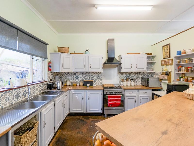 Family home with cottage - Photo 8