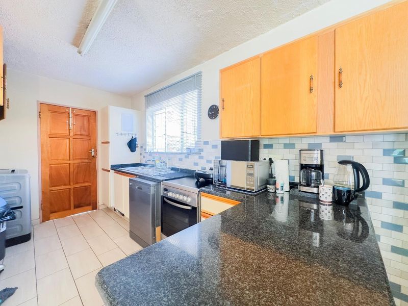 Spacious 3 Bedroom Duplex with a Private Garden - Photo 5