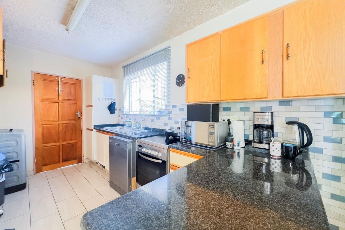 Spacious 3 Bedroom Duplex with a Private Garden - Photo 5