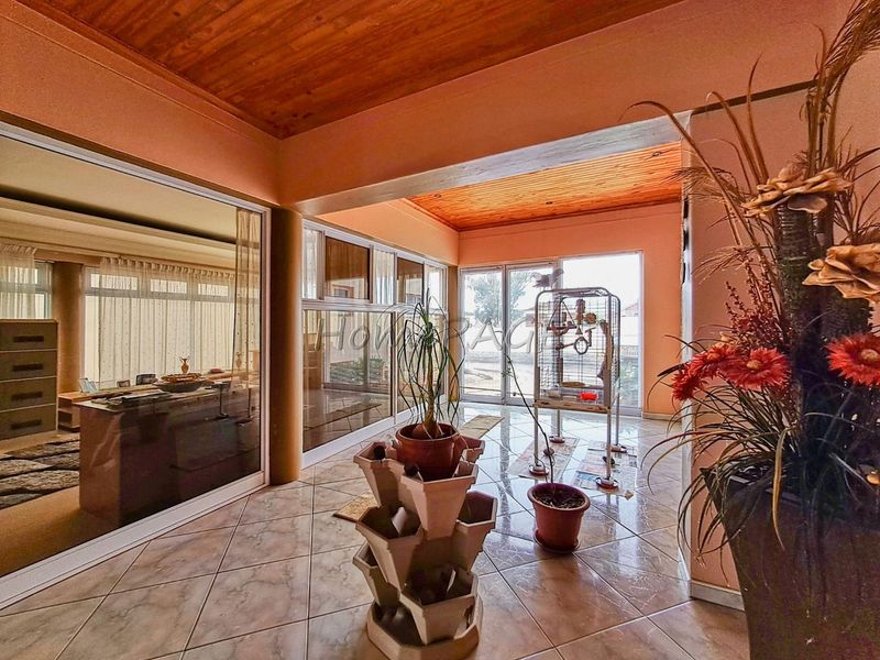 Central Walvis Bay:  Spacious 3 Bedr Home with 2 Bedr Flat is for Sale - Photo 7