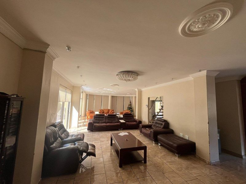 🏡 FOR RENT | DOUBLE-STOREY 8-BEDROOM HOME WITH FLAT  – Pioneers Park ✨ - Photo 5