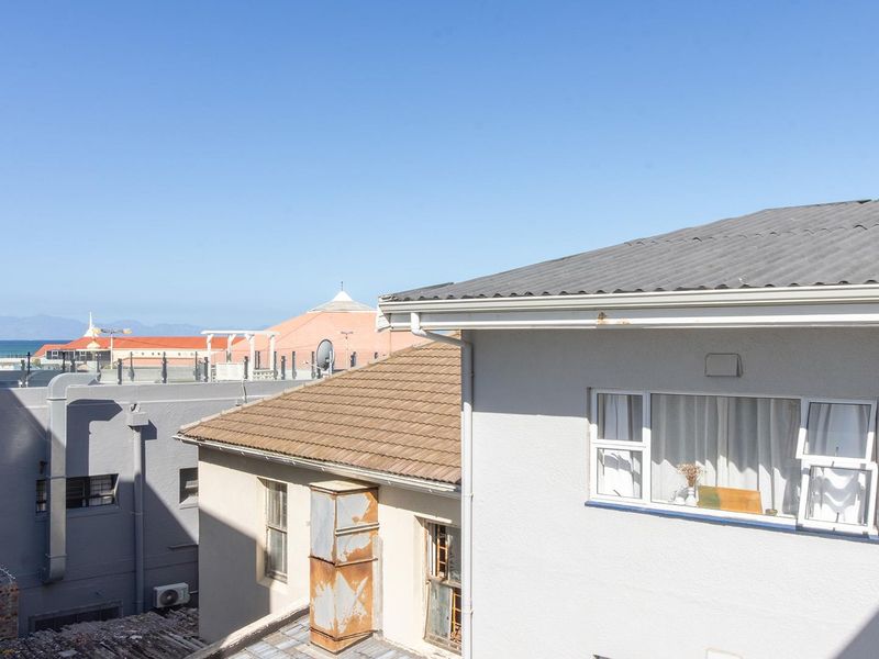 Beachside Living Meets Mountain Views – Spacious Muizenberg Gem with Garage - Photo 10