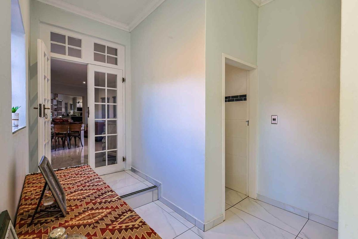 Modern living in the Heart of Waterkloof. - Photo 5