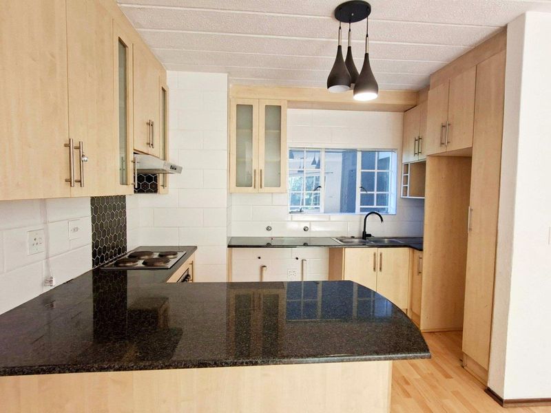 Spacious 3 bedroom, 2 bathroom ground floor apartment in Paulshof - Photo 2