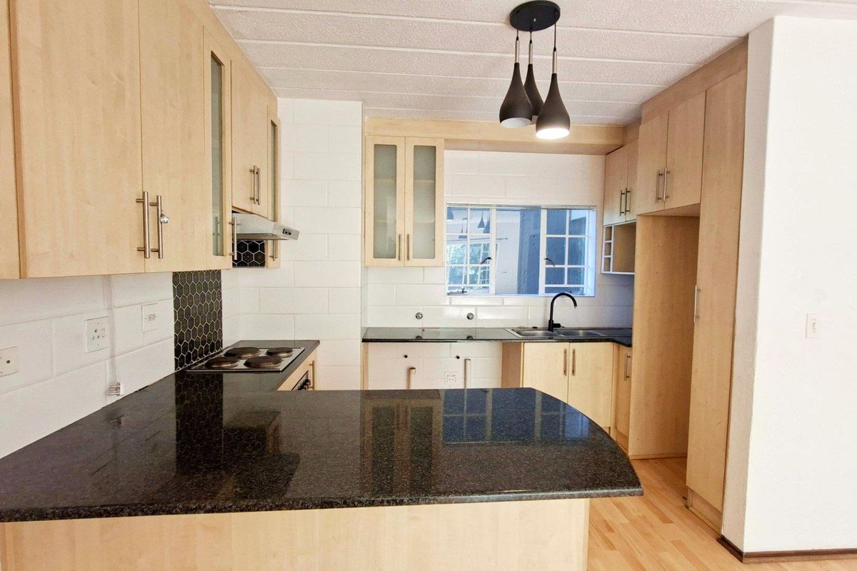 Spacious 3 bedroom, 2 bathroom ground floor apartment in Paulshof - Photo 2