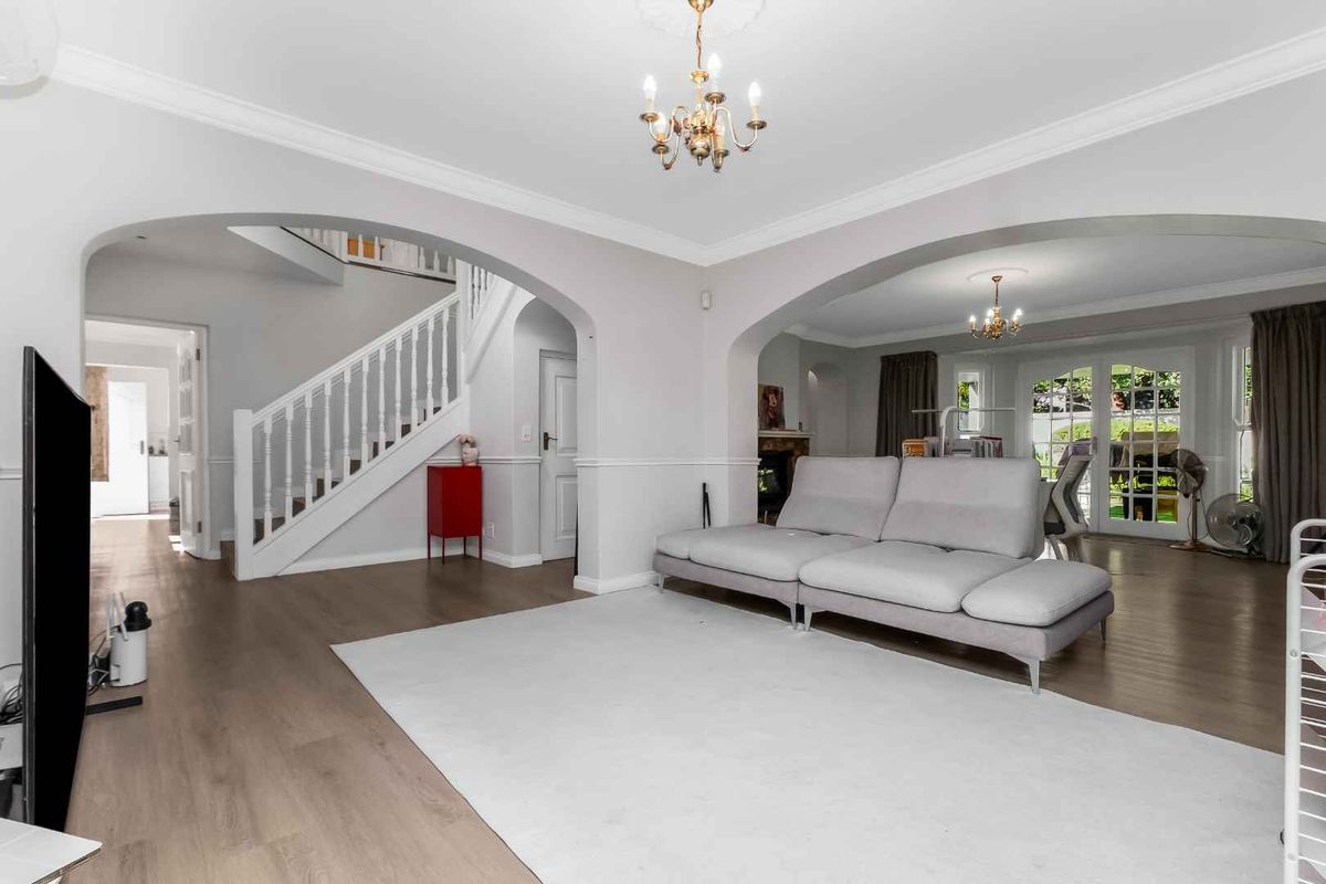 IMMACULATE CHARACTER HOME - Photo 4