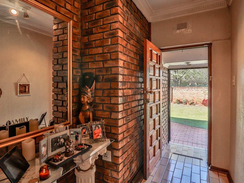 Cozy & Neat 4 Bedroom House - Photo 3