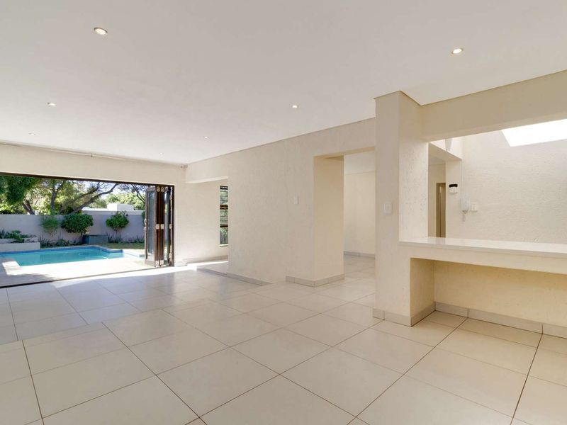 Stylish 3-Bedroom Lock-Up-and-Go Home For Sale in Fourways Gardens - Photo 3