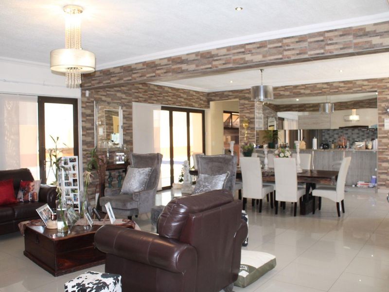 Stunning Property with loads of in and outside living - Photo 4