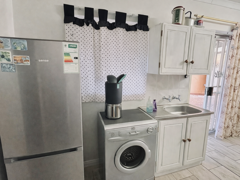 Spacious and Modern Family Home with Outdoor Entertaining Oasis** - Photo 10