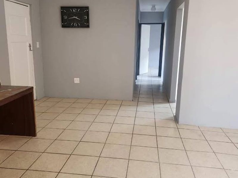 Charming 3-Bedroom House for Rent in Harare - Photo 3
