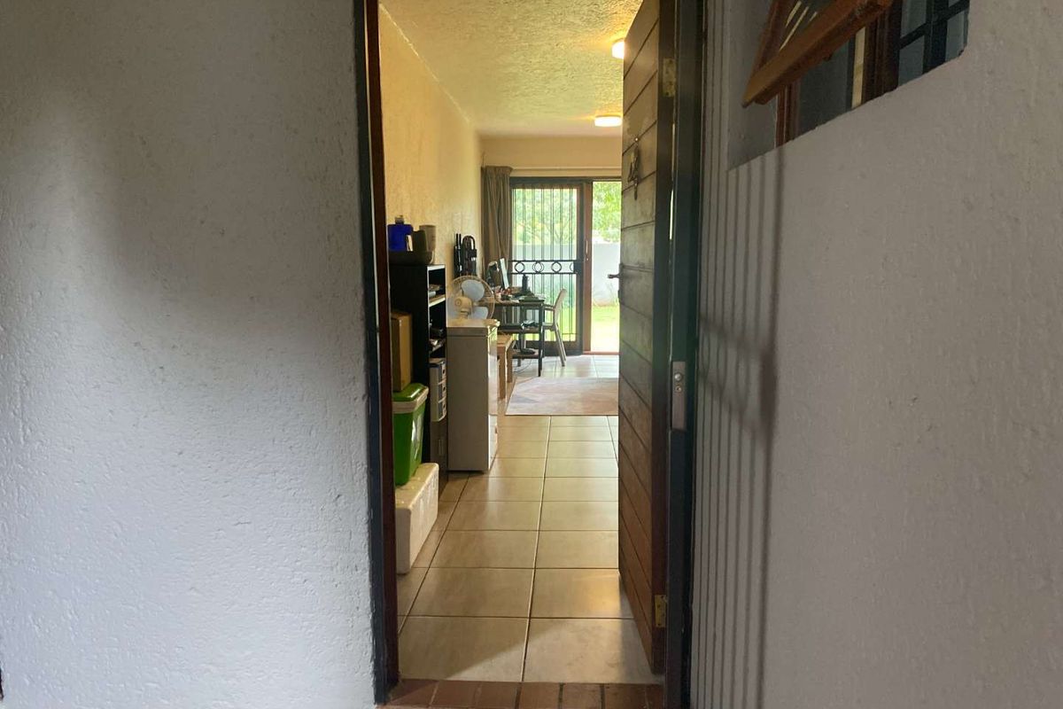 1 Bedroom Apartment / Flat for Sale in Waterkloof Ridge. - Photo 3