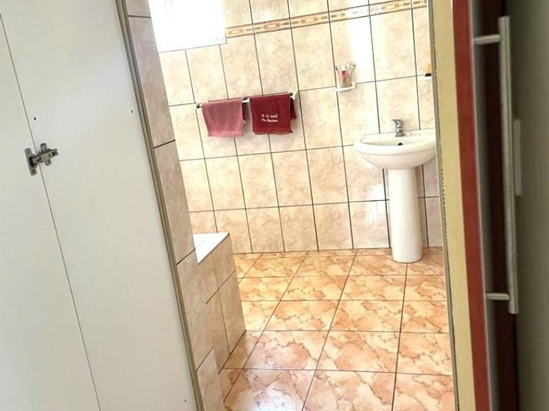 Charming 3-Bed Home - Photo 6