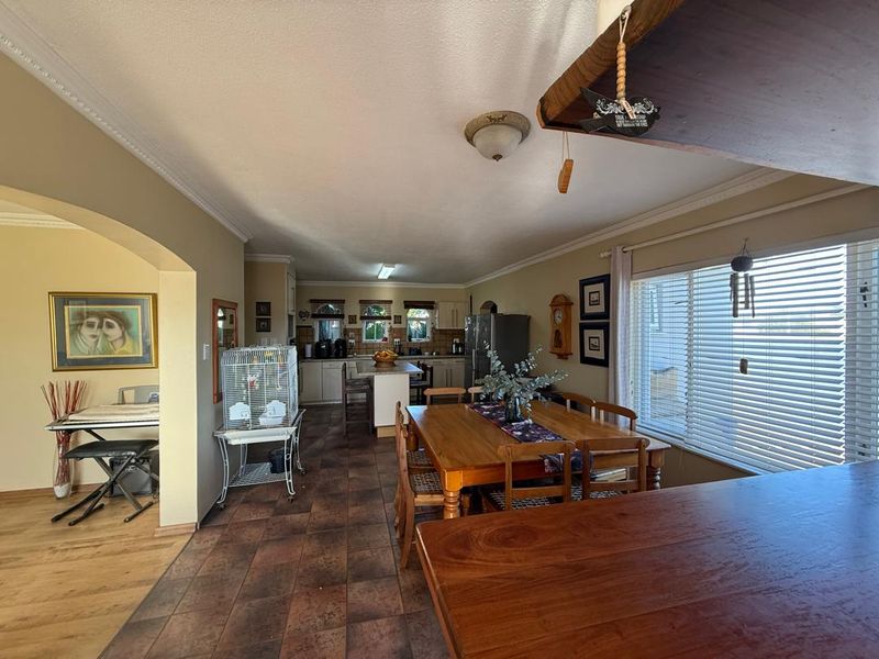 FOR SALE- LARGE 3 BEDROOM HOUSE AND 2 SEPARATE EN-SUITE ROOMS IN HAGE HEIGHTS, SWAKOPMUND, NAMIBIA - Photo 5