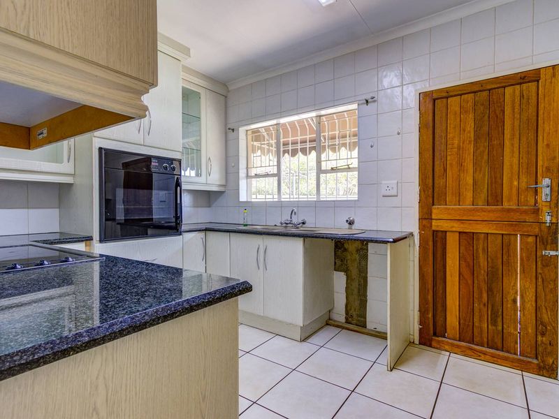 Townhouse for sale in prime Farrarmere location - Photo 4