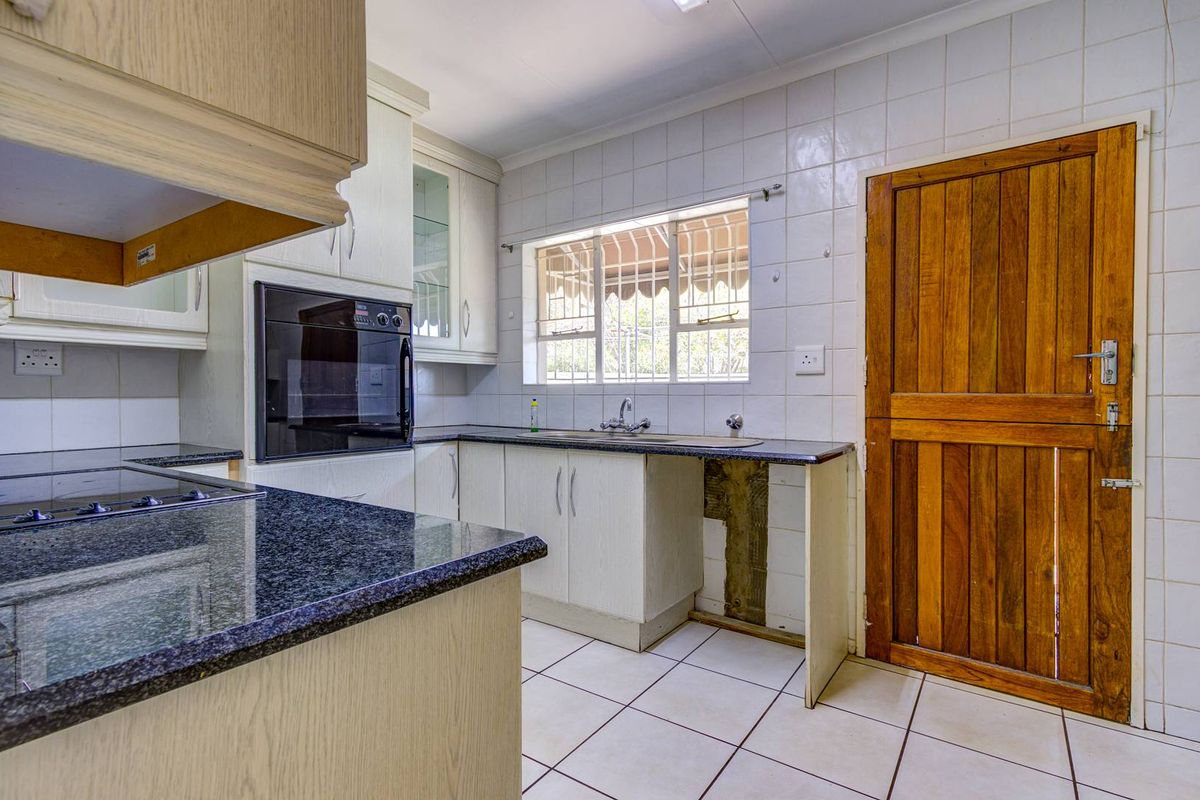 Townhouse for sale in prime Farrarmere location - Photo 4