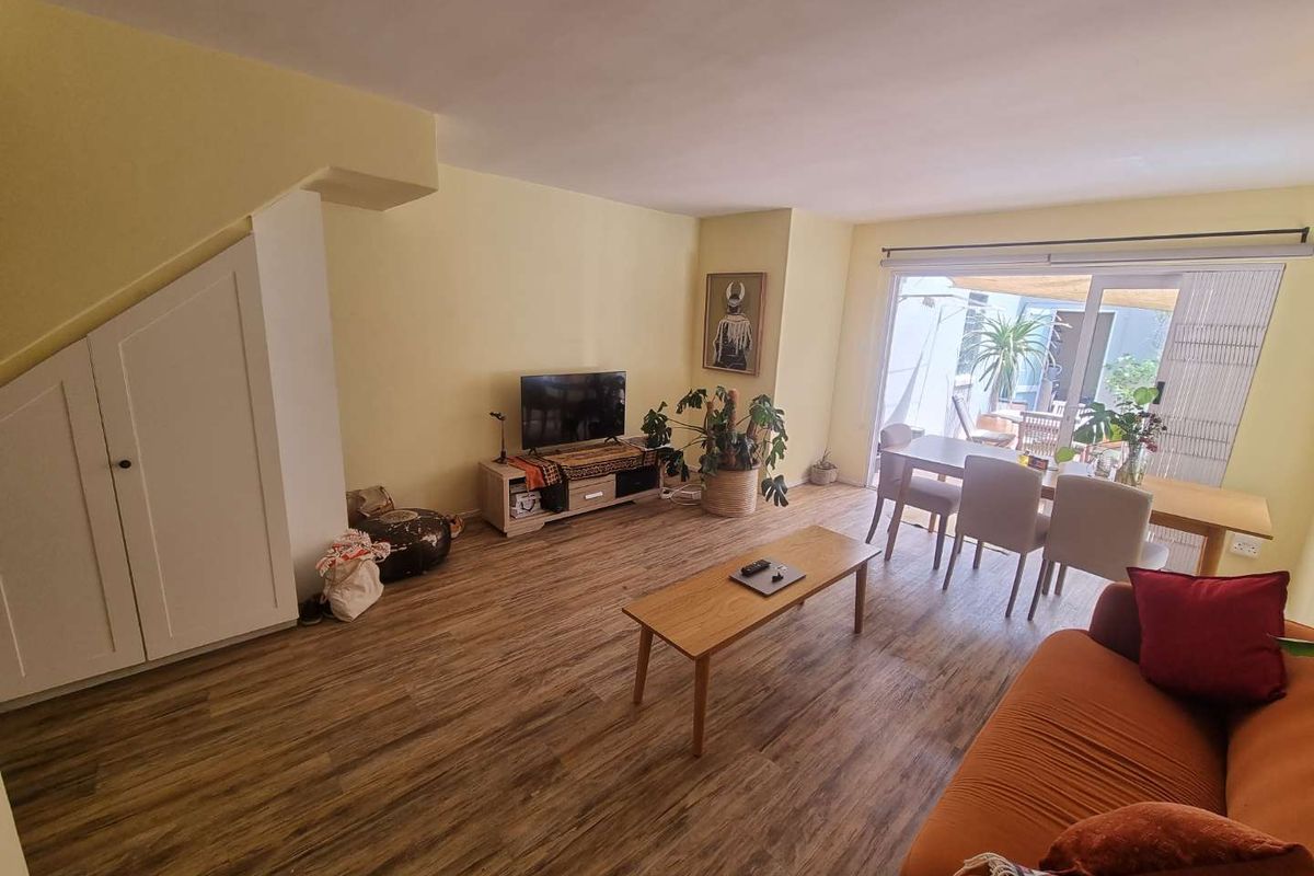 Semi-furnished Two-Bedroom Townhouse with Courtyard and Garage in Sought-After Claremont Upper! - Photo 4