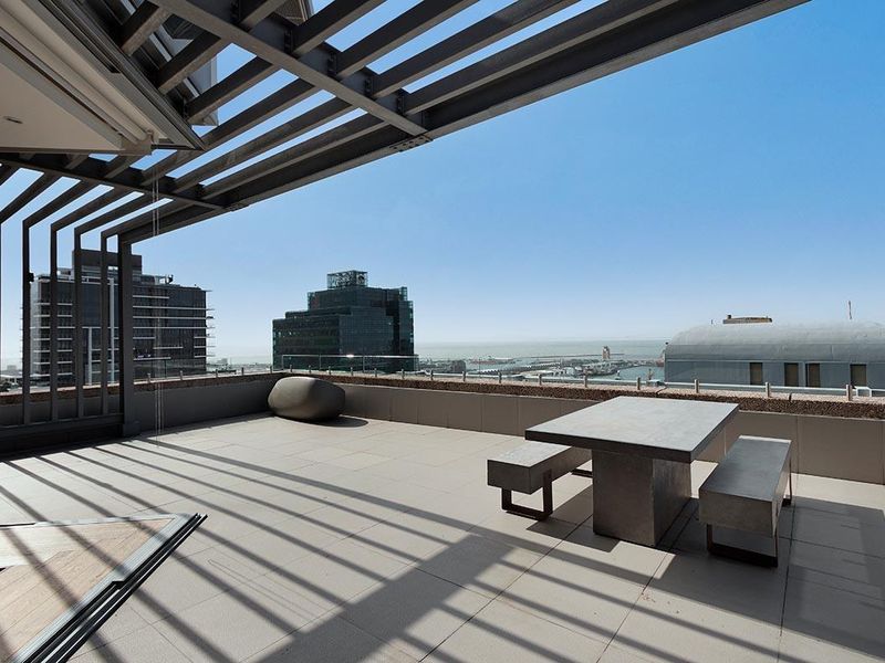 Penthouse Perfection: Breathtaking Views- Elegant Urban Retreat with Panoramic Table Mountain and Ocean Views - Photo 2