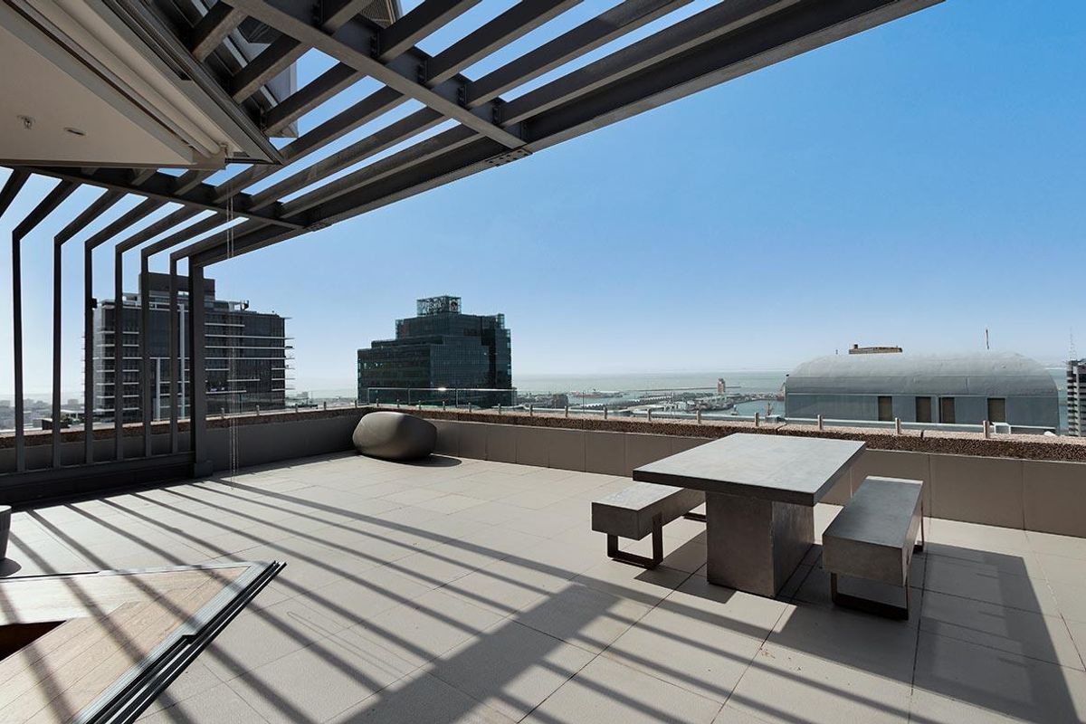 Penthouse Perfection: Breathtaking Views- Elegant Urban Retreat with Panoramic Table Mountain and Ocean Views - Photo 2